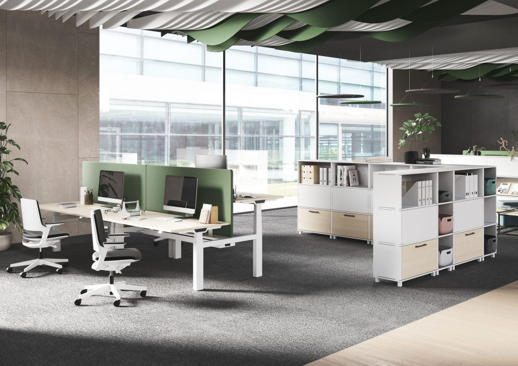 Moderne Büroeinrichtung mit ergonomischen Möbeln und grünen Akzenten