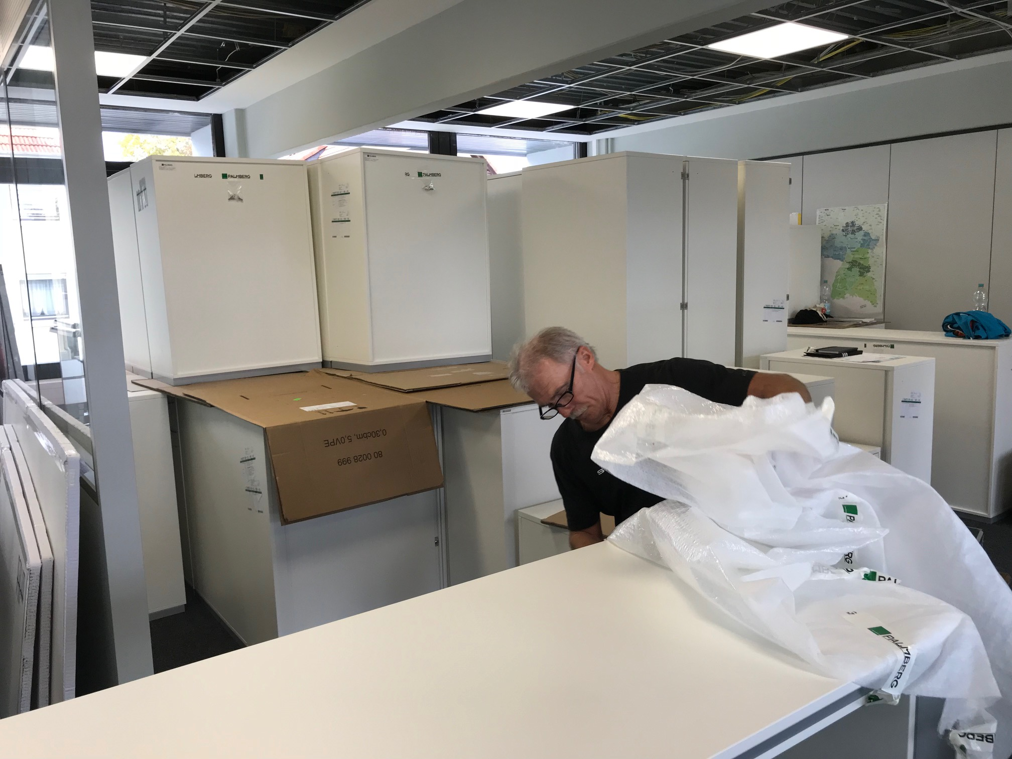 Professionelle Montage und Lieferung von Büromöbeln